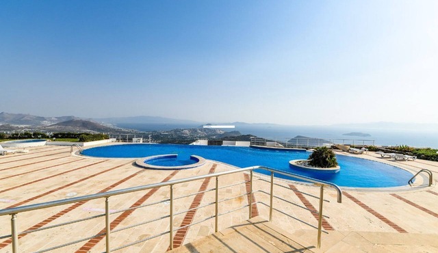 Modernly Designed 2BR Villa W/ Communal Pool & Balcony Bodrum Apartment 1005