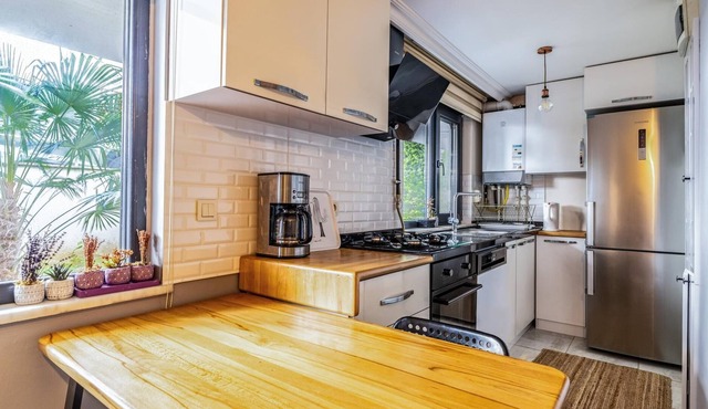 Modernly Designed Flat Near Metro in Maltepe