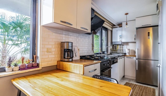 Modernly Designed Flat Near Metro in Maltepe