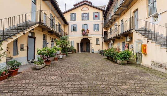 Moderno Loft nel Cortile di un Casale Storico