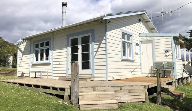 Moeraki Cottage overlooking the ocean in the Moeraki Village