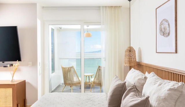 Moikkarentals Beachfront Studio Harbor171 PV