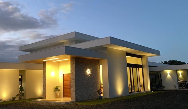 MoJoHouse - Modern 7-bedroom villa touching Paradise in Turrialba, Costa Rica