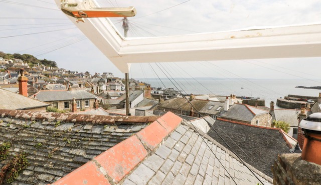 MOLE COTTAGE, pet friendly, character holiday cottage in Mousehole