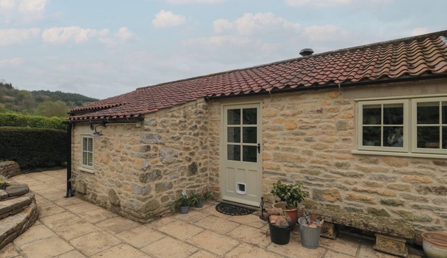 MOLE END, romantic, with open fire in Helmsley