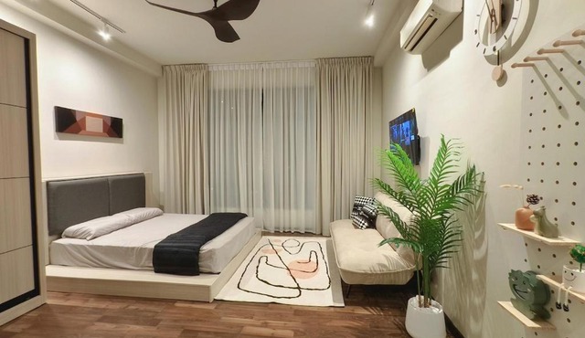 Molek Regency Studio 10 min Austin I 15 min CIQ -4pax PetFriendly, Netflix High Floor Unblock City Pool View, 1Carpark
