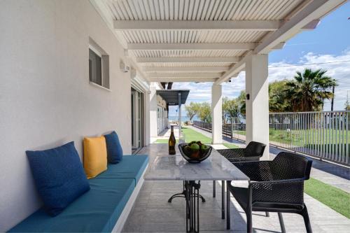 Molos Beachfront Apartments in Diakopto