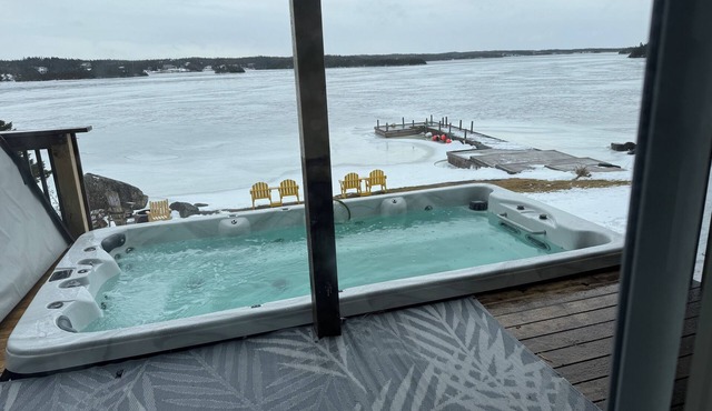 Moments Cottage | Waterfront Spa