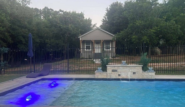 Monarc Sunrise Retreat – Cozy small city charm with a peaceful country farm feel
