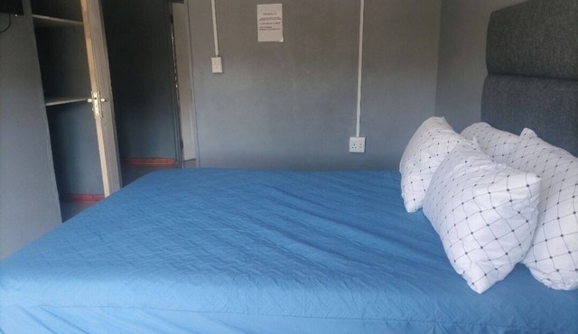 Monarca Inn - Gorgeous 10-bedroom apartment in Phuthaditjhaba Qwaqwa Makwane