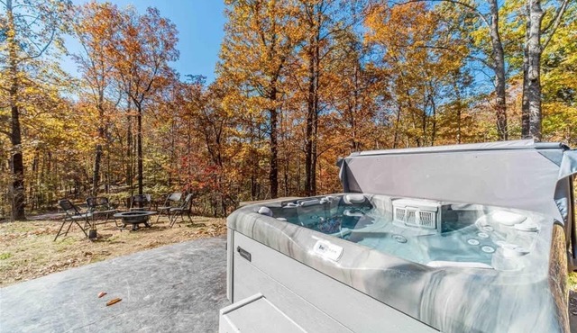 MONARCH MANOR - HOT TUB, GAMES, FIRE PIT, GAMES