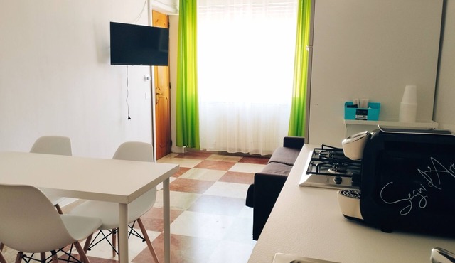 Monolocale con divano letto e cucina