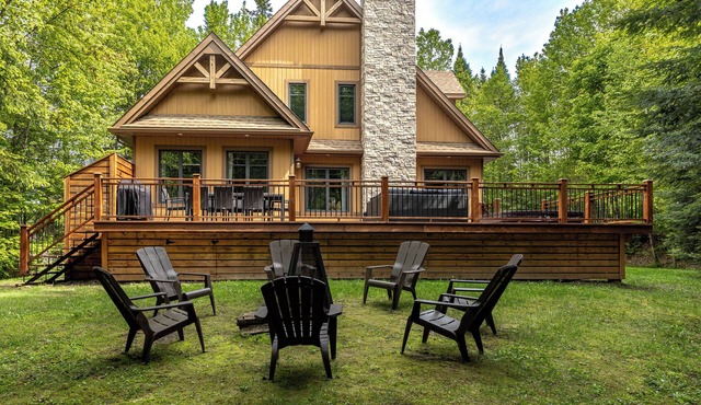 ❤️ Mont-Tremblant Ski-in/Ski-out Chalet | Hot Tub | Pool Table