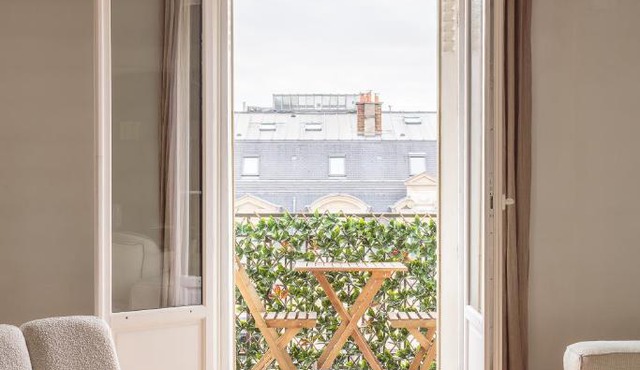 Montaigne - Sunlit Corner Penthouse with Balcony