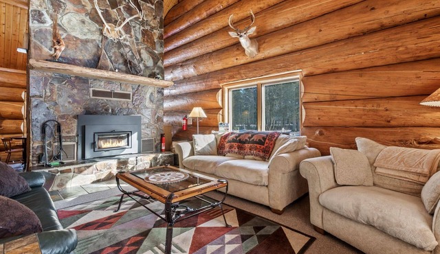 Montana Log Cabin! Easy Access to Downtown Whitefish!