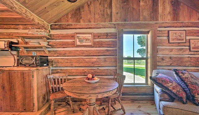 Montana Retreat: Original Hamilton Log Cabin!