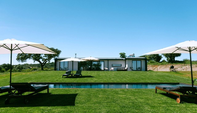 MONTE DA FIFAS Countryside house with a pool and a magnificent view over the dam