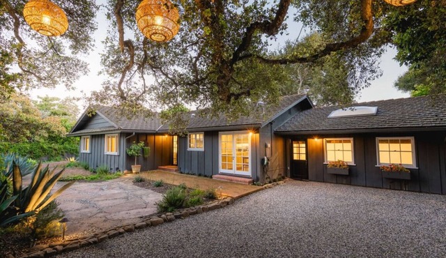 Montecito Cottage in Hedgerow Walk to Miramar
