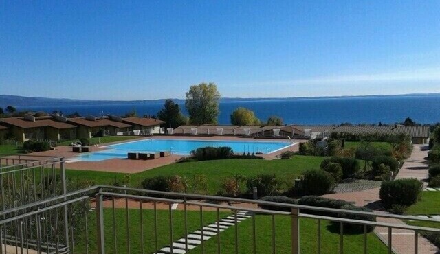 Montecolo Resort three-room apartment with splendid lake view, swimming pool
