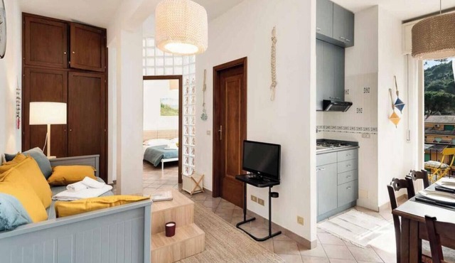 Monterosso is the most comfortable village of the Cinque Terre for your holidays, La Tana del Polpo will allow you to reach the beach in just 5 minutes by foot. The large bedroom can accommodate up to 4 people and the kitchen will allow you to cook and e