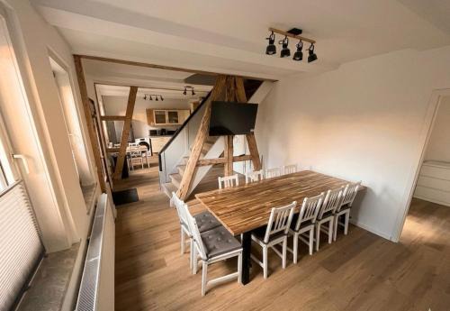 Monteurunterkunft II Ferienhaus II A7 Holle mit 14 Betten, 3 Duschen und 3 WCs