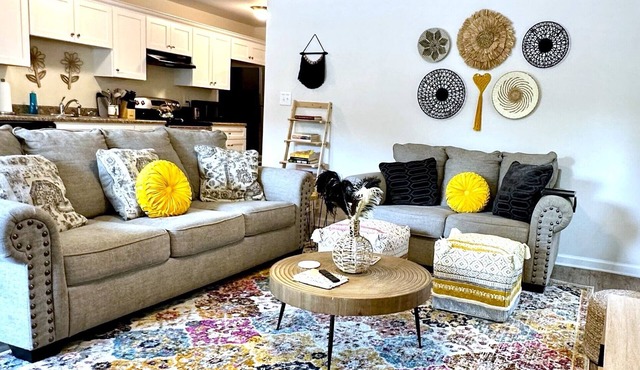 Monthly Boho-unit | Sleeps 6 | King Bed | Easy Parking, NO stairs