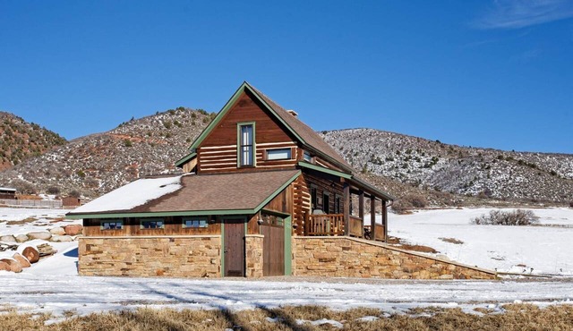 Monthly Rates! Cozy Cabin Getaway Near Aspen and Snowmass, Master Bed A/C