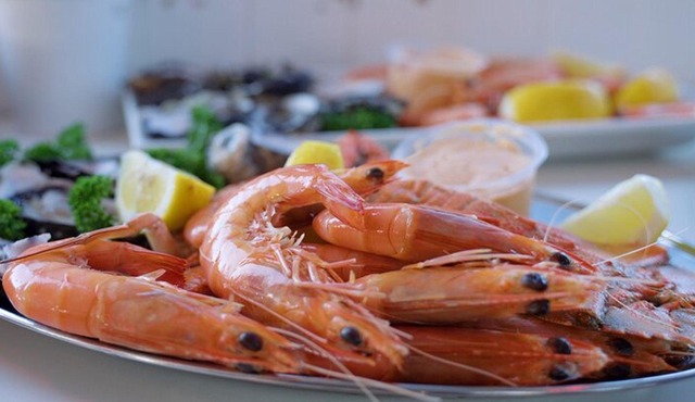 Mooloolaba Lunchtime Seafood Cruise with Commentary