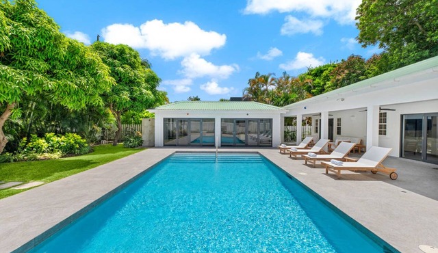 Moonflower Villa: Luxe Oasis in Sunset Crest, Holetown