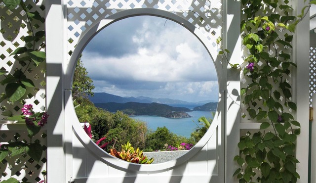 MOONGLOW COTTAGE Spellbinding views, gentle breezes, starry nights.