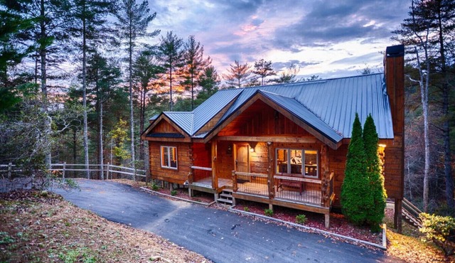 Moonlight Creek Cabin, 3 miles to downtown, luxury cabin, sleeps 10