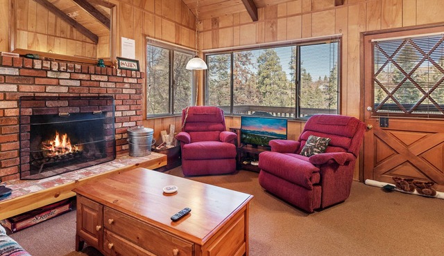 Moonlight Ridge - Classic Moonridge cabin with lots of old mountain charm!