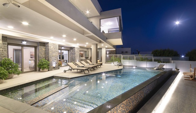 Moonlight seafront living with private infinity pool and whirlpool