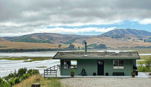Moonrise | Charming Retreat w/Privacy & Lake View