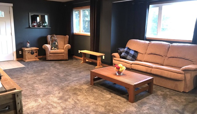 Moose Mountain Hideaway Private 2 Bedroom & Spacious Lounge 4 people maximum