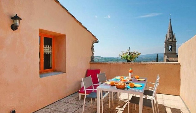 Morard - Bonnieux Appt 2. Etage by Interhome