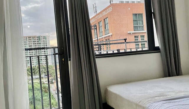 Morning Sunlight Cozy 1-bedroom condo with WiFi, AC in terrific Pasay