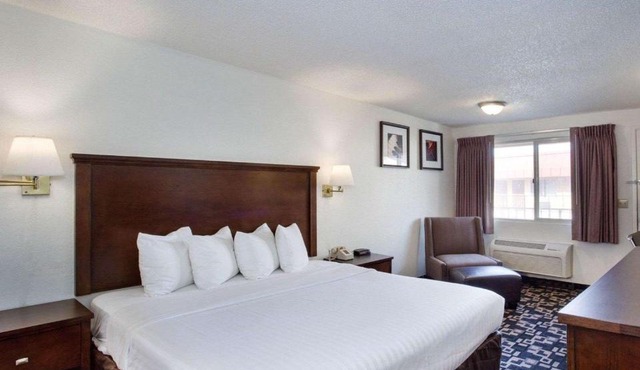 MorningGlory Inn & Suites