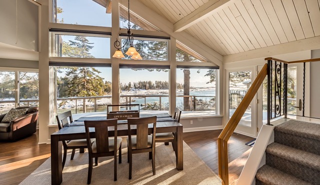 Morningside. Waterfront home with seasonal dock and float, Pet friendly!