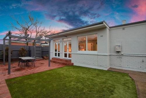 Morris Cottage - Spacious Abode in Easy Location