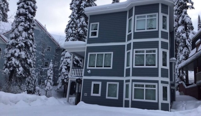 Most affordable on the Mountain - Ground Level Suite - Ski in/out!