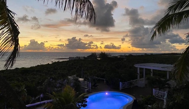 Most Luxurious Beachfront 6500 soft Estate w/pool, jacuzzi and Kayaks.