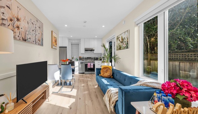 Most Private & Spacious 2 Bed/1 Full Bathroom Laneway House