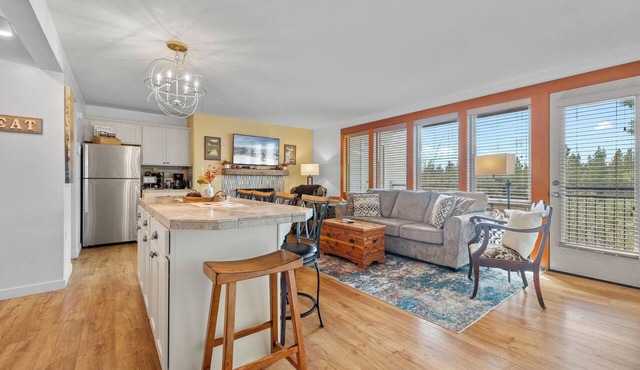 Mount Bachelor Ski Condo w/Hot Tub & Pool Sleeps 6