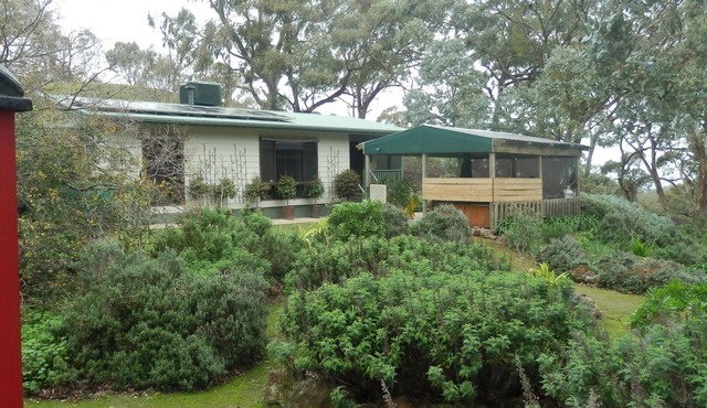mount charmal cottage. 5 person spa under pergola. Large combination heater.