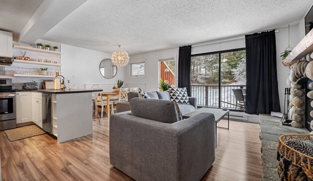Mountain Aloha | Sleeps 8 | Hot Tub | Pools