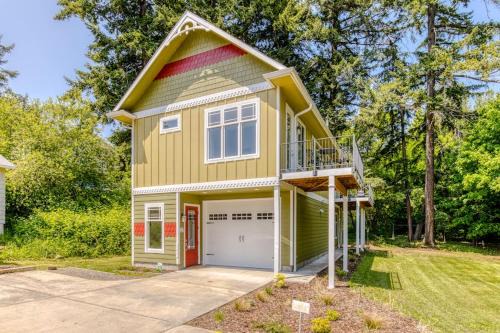 Mountain and river-view home & studio with fireplace grills outdoor areas