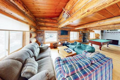 Mountain Basecamp Hot Tub plus Pool Table