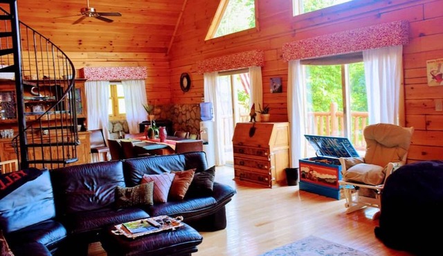 Mountain Bliss: Spacious Retreat Near Killington, 5 Br, 3 Ba Hot tub Sleeps 15