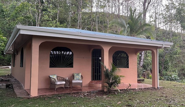 Mountain Breeze Villa, a charming 2 BR cottage with spectacular views, WIFI, AC